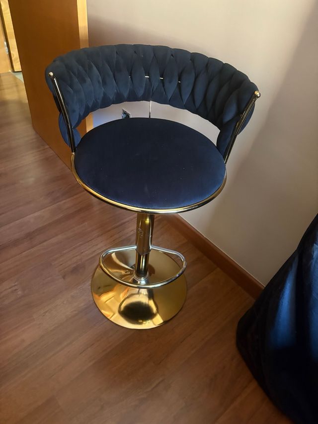 Taburete de terciopelo negro y dorado