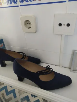 Zapatos de raso azul marino. Tacón cómodo de 7 cm