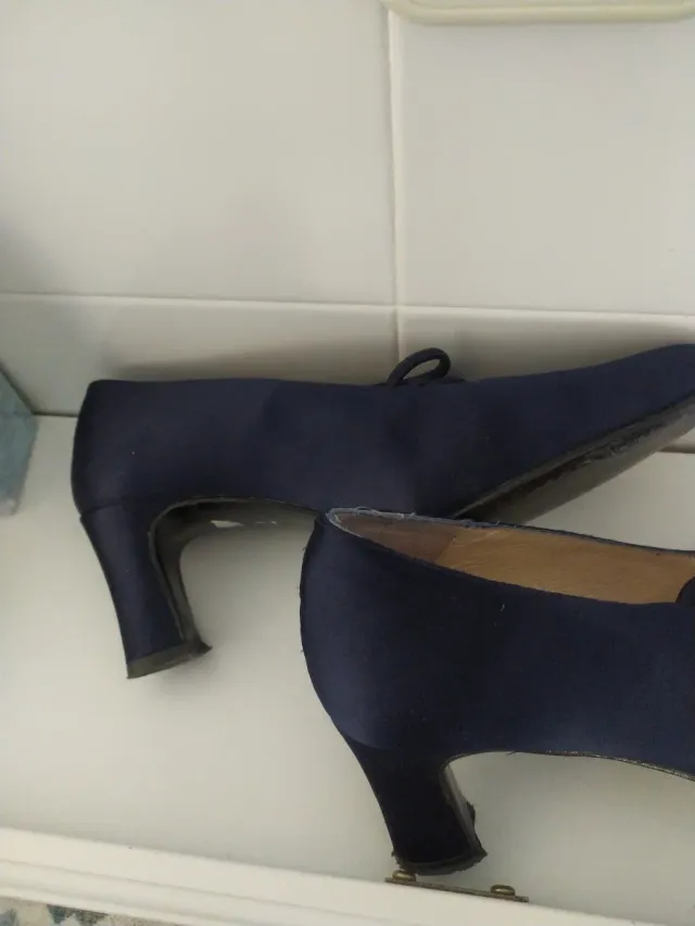 Zapatos de raso azul marino. Tacón cómodo de 7 cm