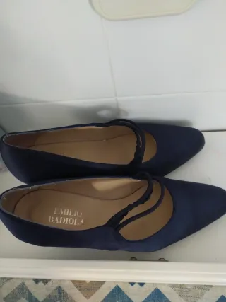 Zapatos de raso azul marino. Tacón cómodo de 7 cm