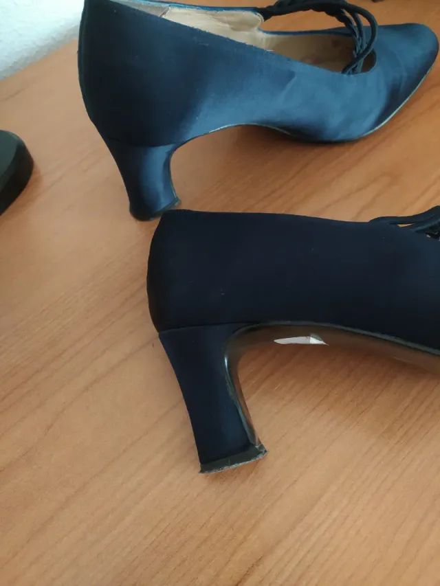 Zapatos de raso azul marino. Tacón cómodo de 7 cm