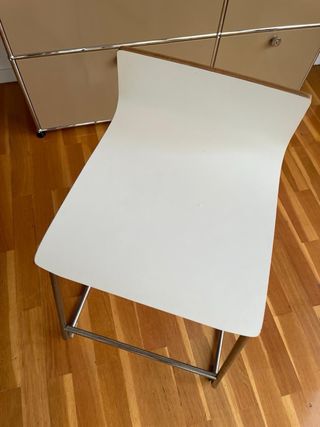 Taburete alto blanco y metal