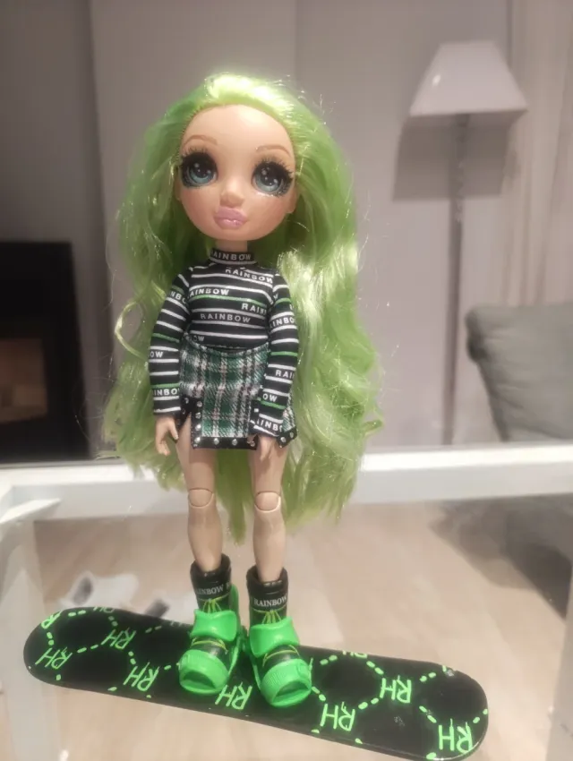 Muñeca Rainbow High con tabla de snowboard