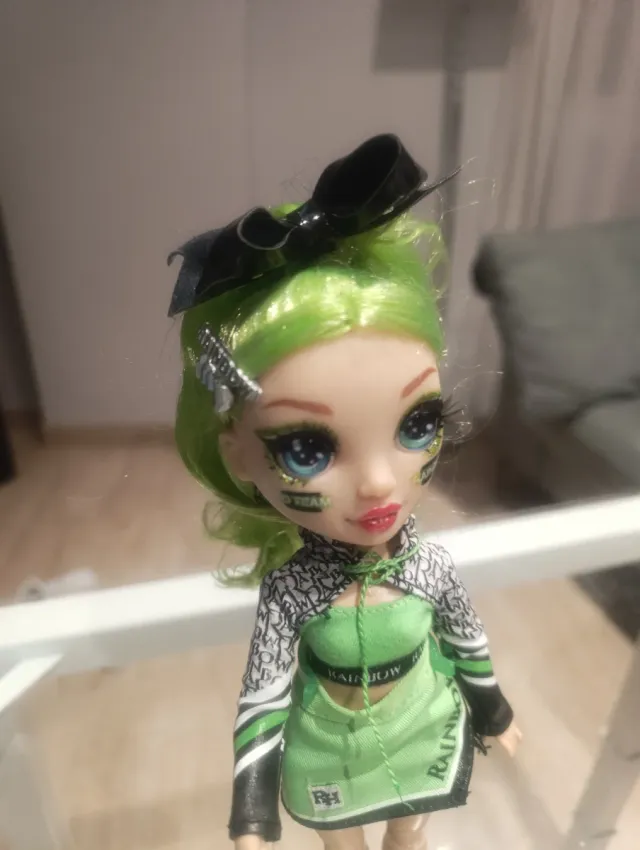 Muñeca Rainbow High con tabla de snowboard