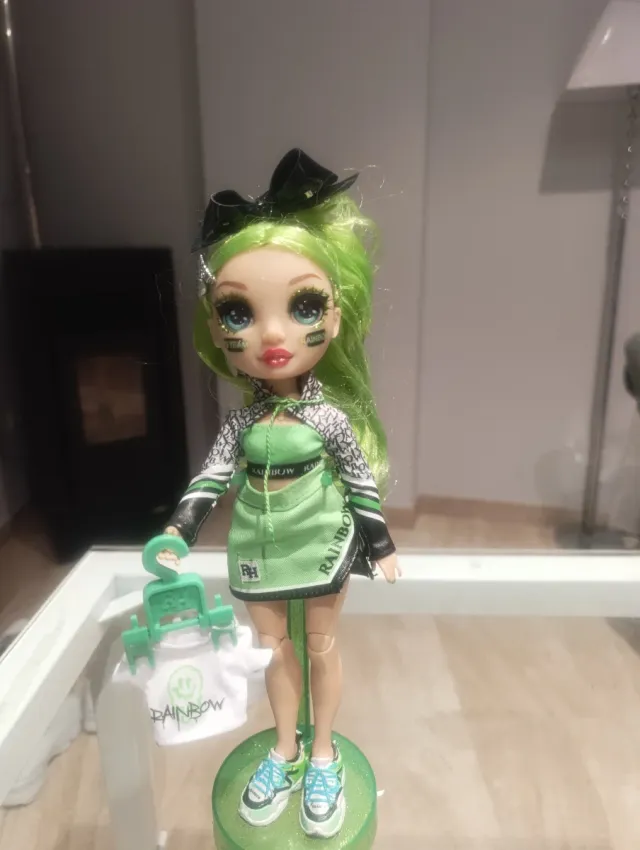 Muñeca Rainbow High con tabla de snowboard