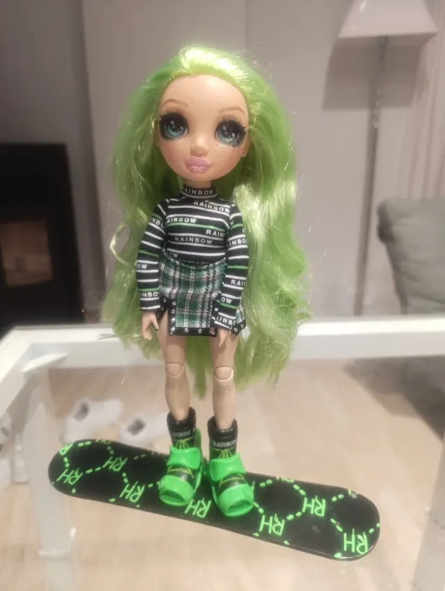 Muñeca Rainbow High con tabla de snowboard
