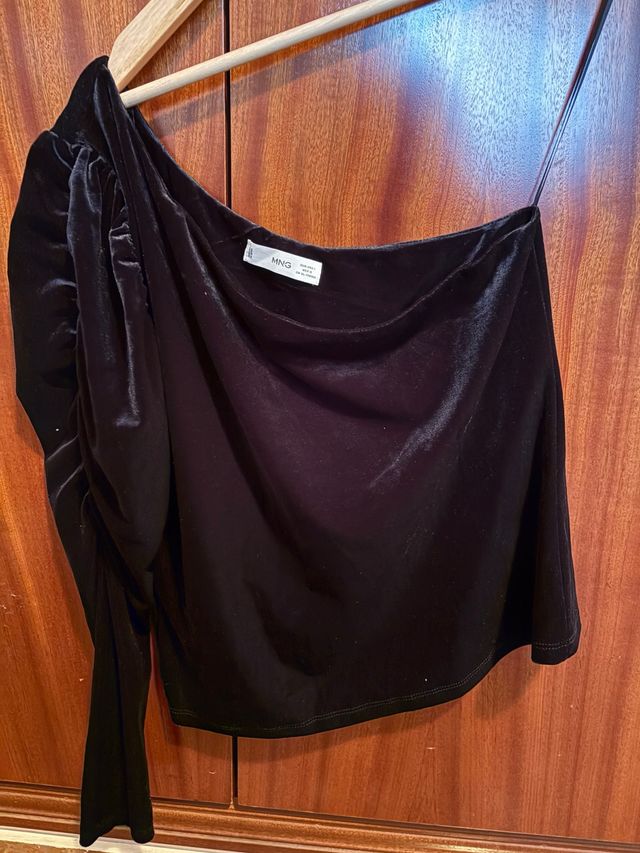 Mango Top Asimétrico Manga Abullonada Negro