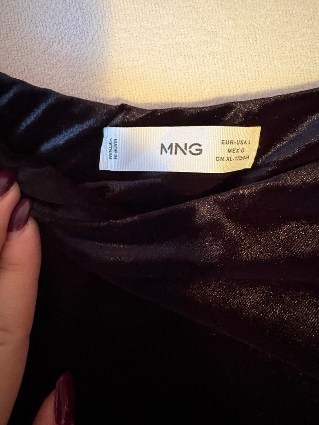 Mango Top Asimétrico Manga Abullonada Negro