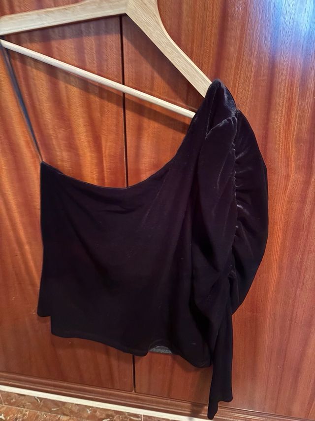 Mango Top Asimétrico Manga Abullonada Negro