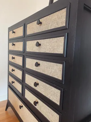 Mueble con cajones negra con espejo y detalles bei