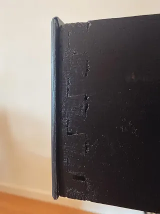 Mueble con cajones negra con espejo y detalles bei