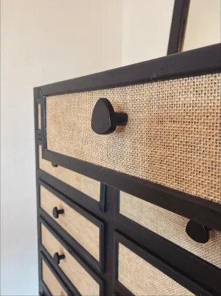 Mueble con cajones negra con espejo y detalles bei