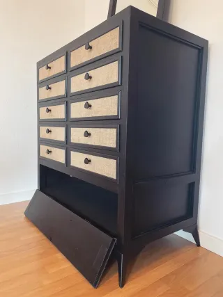 Mueble con cajones negra con espejo y detalles bei