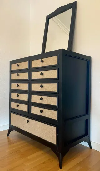 Mueble con cajones negra con espejo y detalles bei