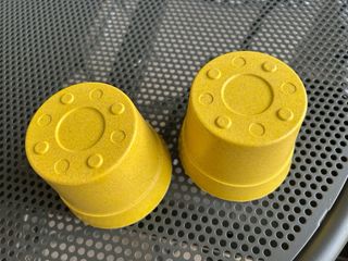 Porta vasi giallo con decorazione farfalla