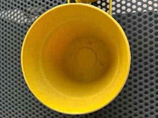 Porta vasi giallo con decorazione farfalla