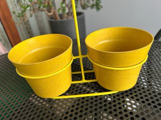 Porta vasi giallo con decorazione farfalla