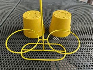 Porta vasi giallo con decorazione farfalla