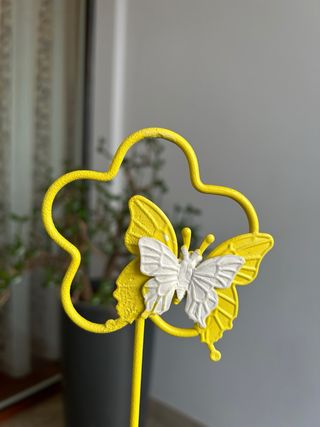 Porta vasi giallo con decorazione farfalla