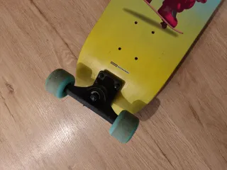 Patinete con huellas y protecciones