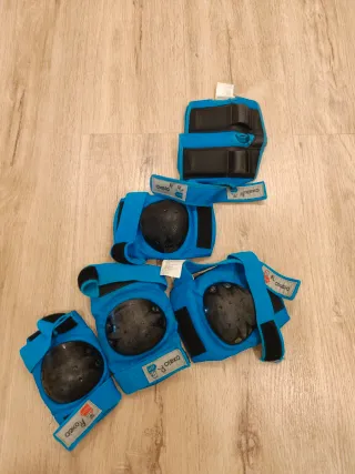 Patinete con huellas y protecciones