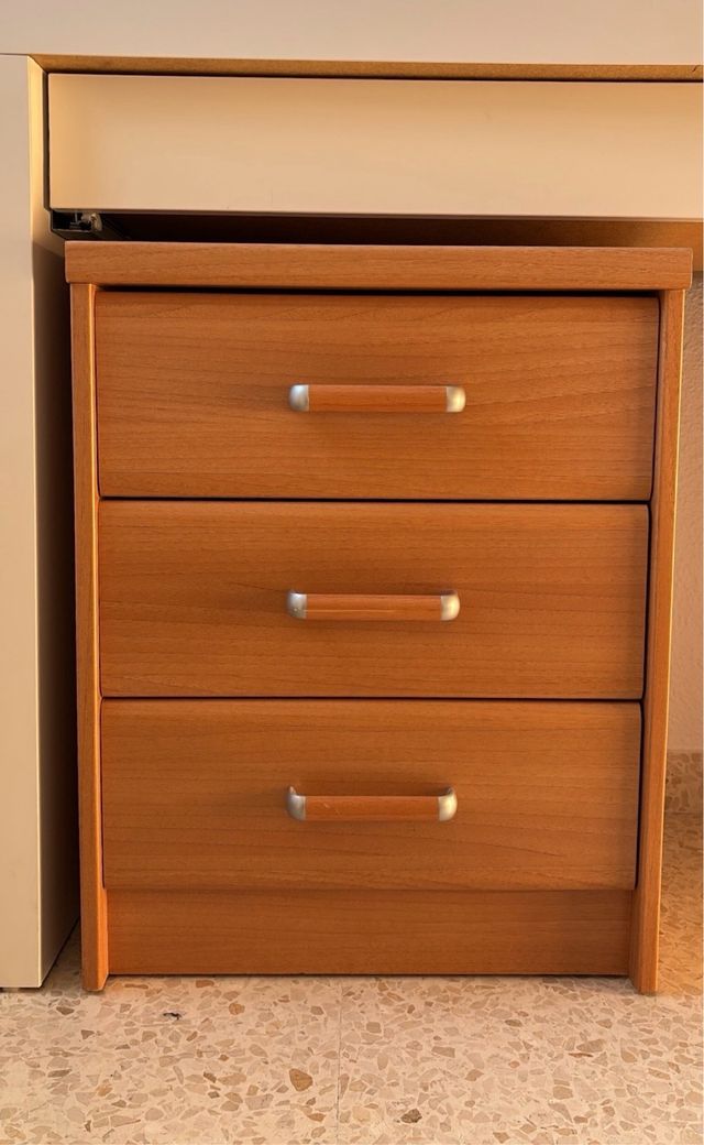 Cajonera de madera con tiradores plateados