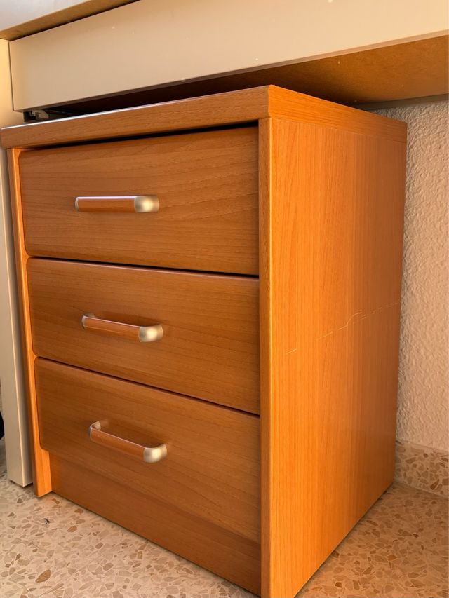 Cajonera de madera con tiradores plateados