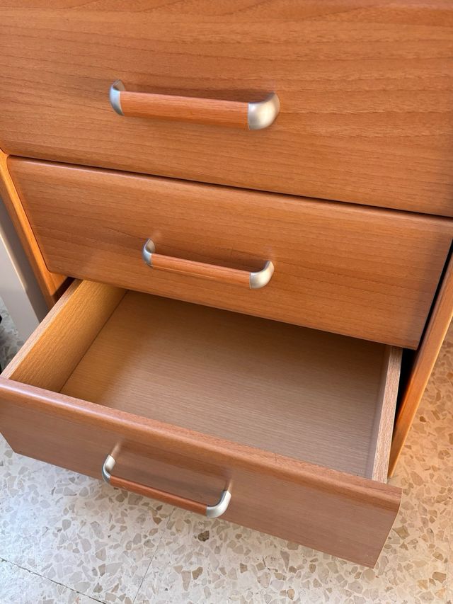 Cajonera de madera con tiradores plateados