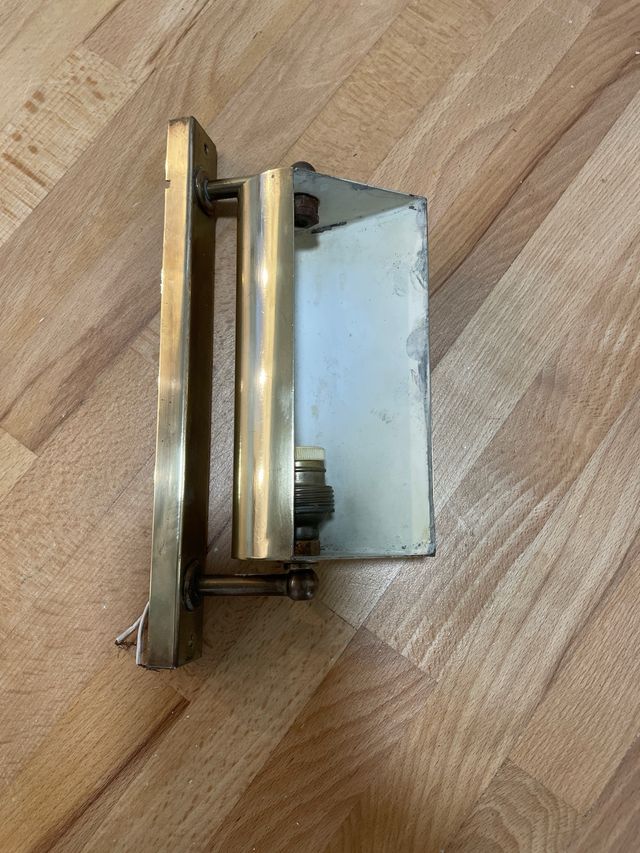 Lámpara antigua de metal dorado