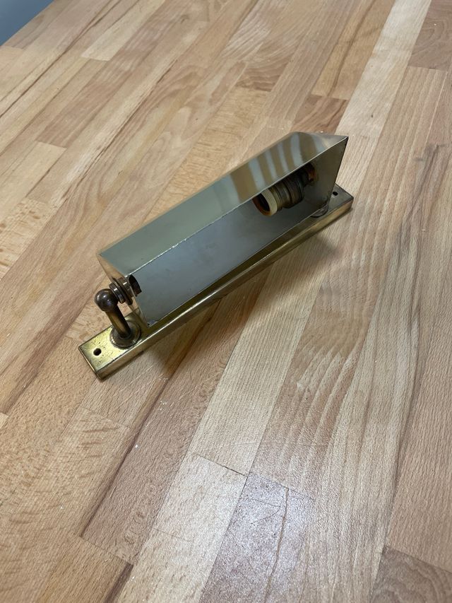 Lámpara antigua de metal dorado