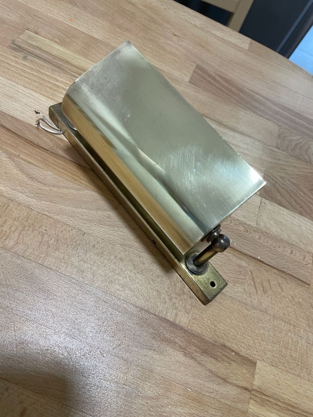 Lámpara antigua de metal dorado