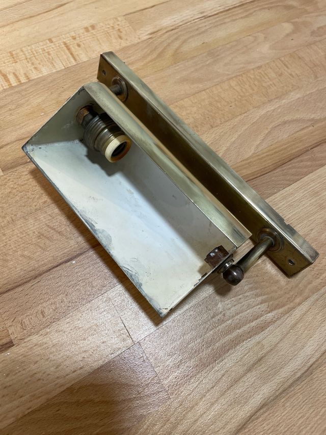 Lámpara antigua de metal dorado