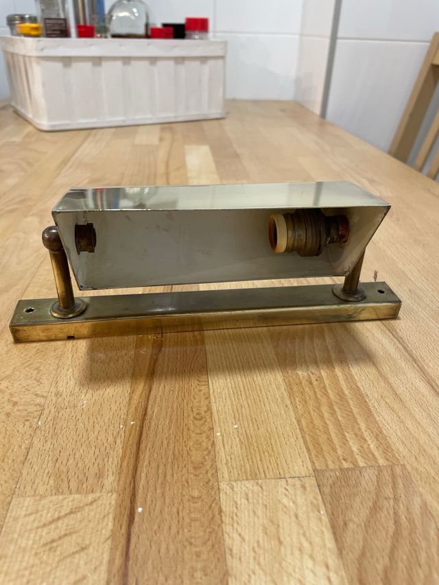 Lámpara antigua de metal dorado