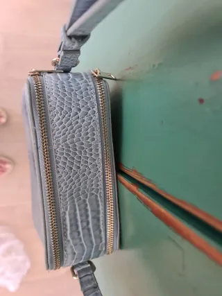 Bolso bandolera celeste efecto piel.