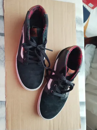 Zapatillas Vans Negras y Rojas