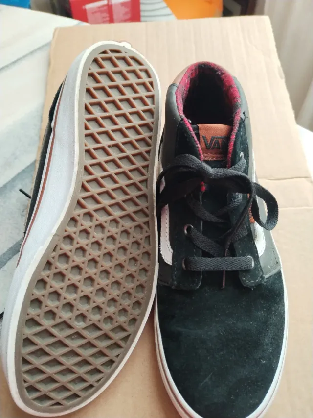 Zapatillas Vans Negras y Rojas