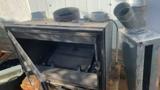 Chimenea de pared metálica con puerta de cristal