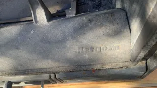 Chimenea de pared metálica con puerta de cristal