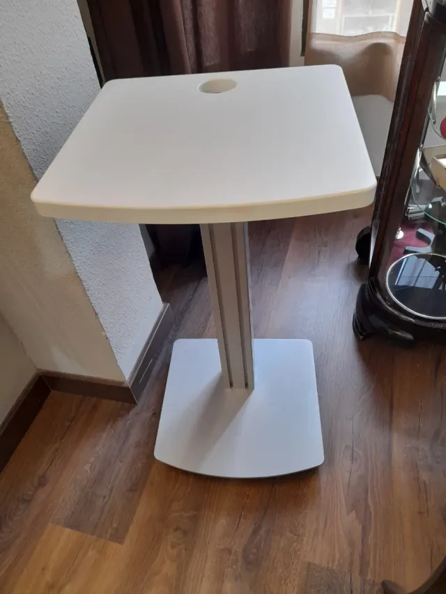 Mesa auxiliar blanca para despacho