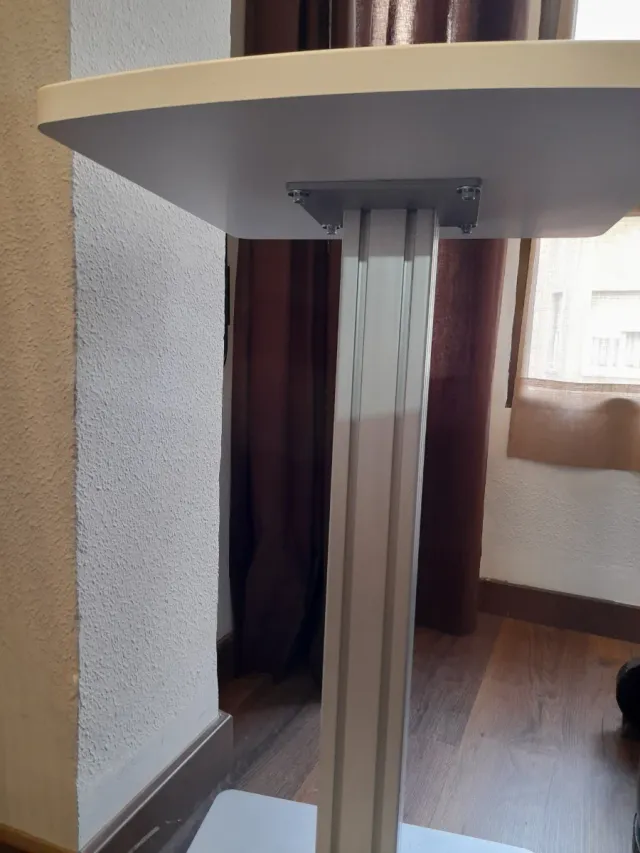 Mesa auxiliar blanca para despacho