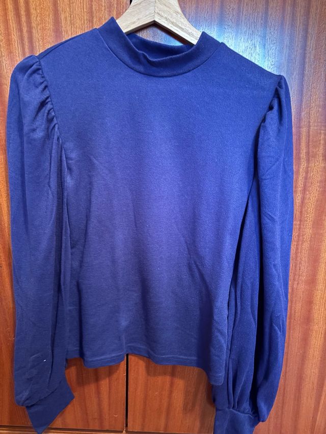 Jersey azul con mangas abullonadas