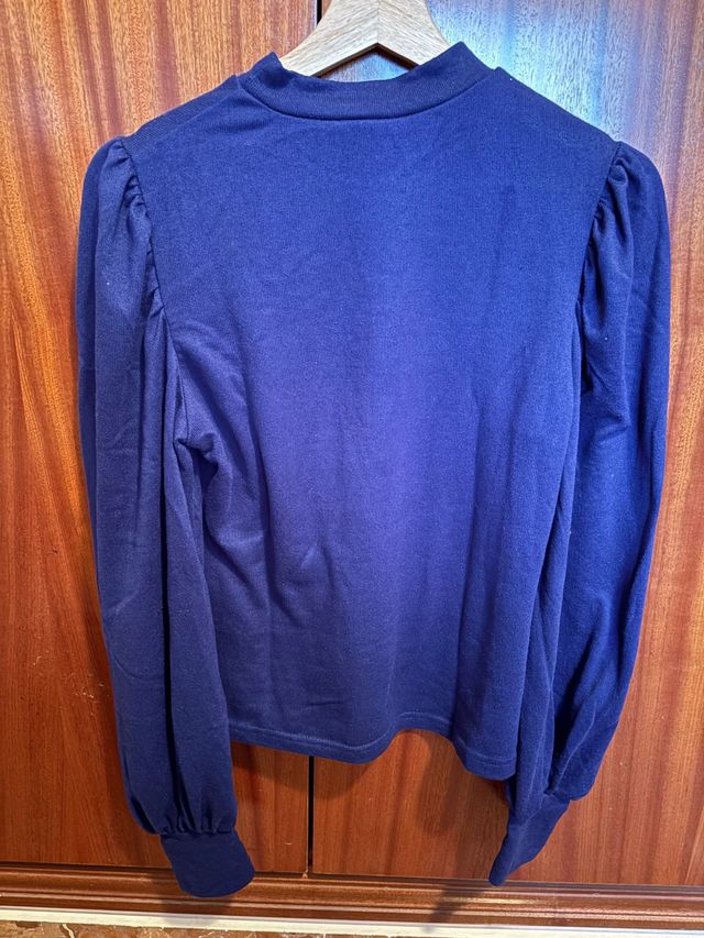 Jersey azul con mangas abullonadas