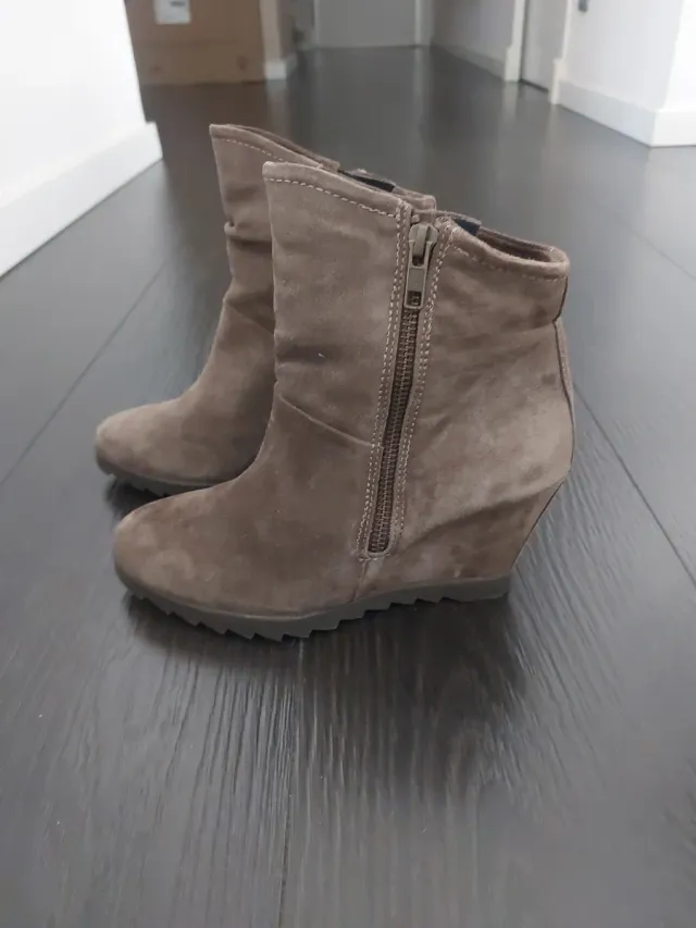 Botín ante topo con cuña interior.