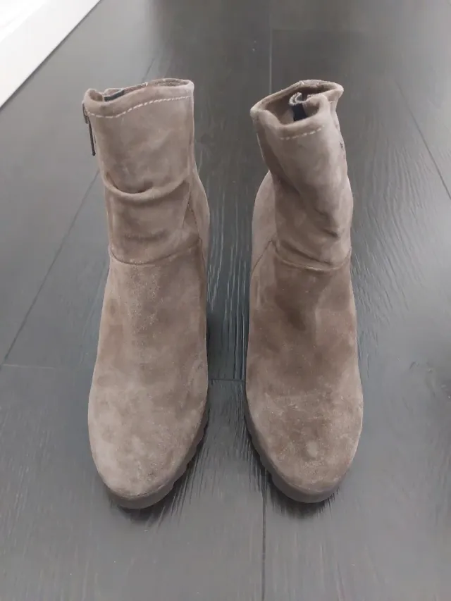 Botín ante topo con cuña interior.