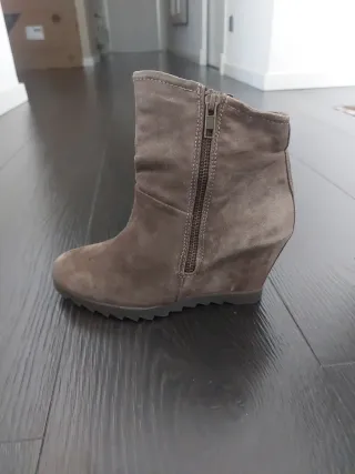 Botín ante topo con cuña interior.