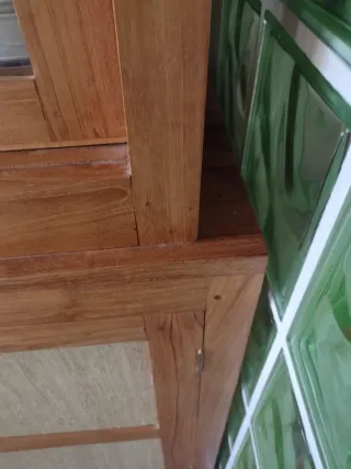 Vitrina de madera con puertas de cristal