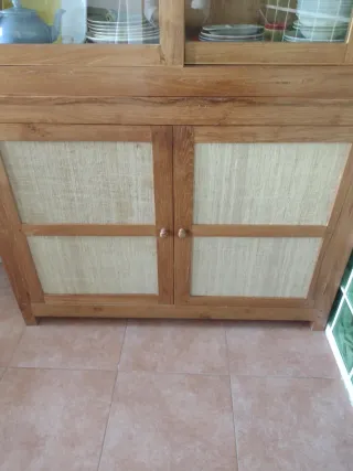 Vitrina de madera con puertas de cristal