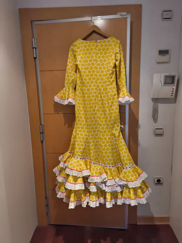 Traje de flamenca amarillo lunares