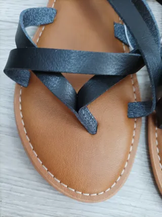 Sandalias Tiras Dedo Marrones y Negras Talla 37.5