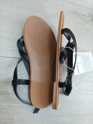 Sandalias Tiras Dedo Marrones y Negras Talla 37.5